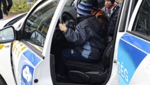 gyerekek rendőrautóban